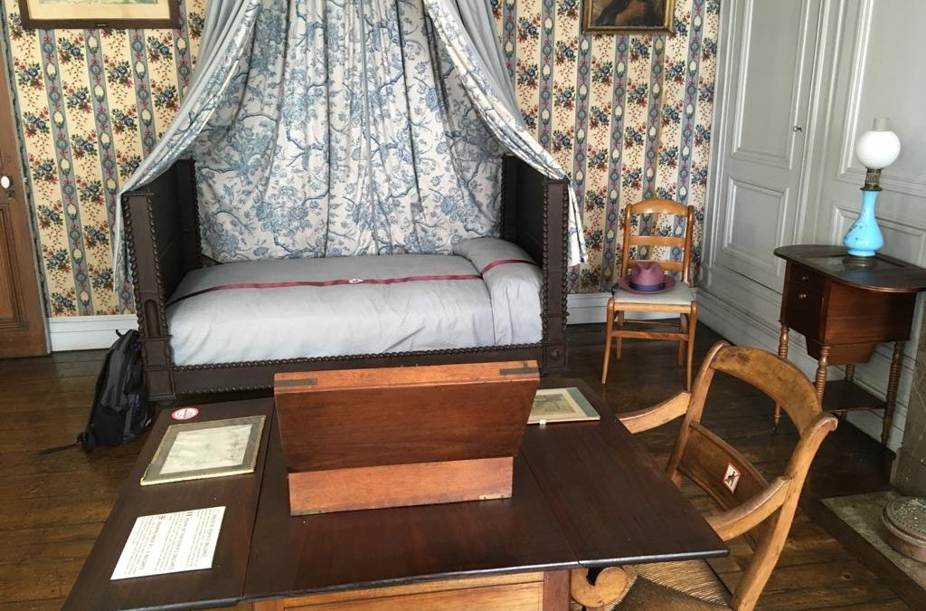 Escritorio y cama donde dormía el General San Martín