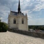 La capilla donde están enterrados los restos de Leonardo da Vinci, en los parques del palacio del noble que lo alojó hasta su muerte