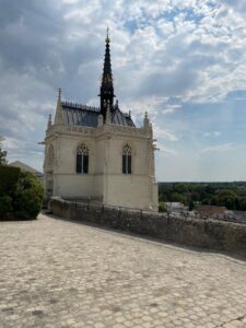 La capilla donde están enterrados los restos de Leonardo da Vinci, en los parques del palacio del noble que lo alojó hasta su muerte