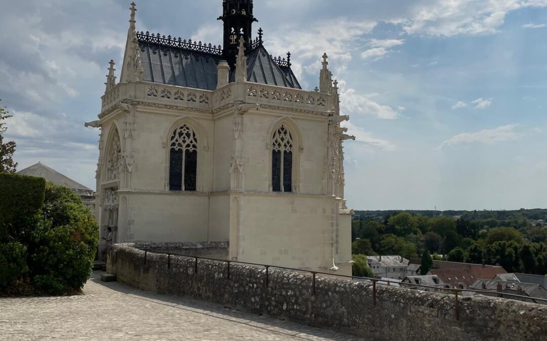 La capilla donde están enterrados los restos de Leonardo da Vinci, en los parques del palacio del noble que lo alojó hasta su muerte